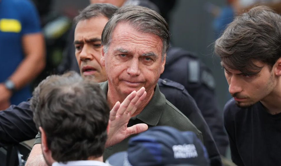 Moraes libera visitas permanentes de Flávio, Carlos e Renan a Bolsonaro
