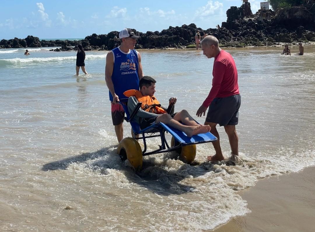Praia Inclusiva itinerante leva banho de mar e atividades de lazer acessíveis à Praia da Redinha
