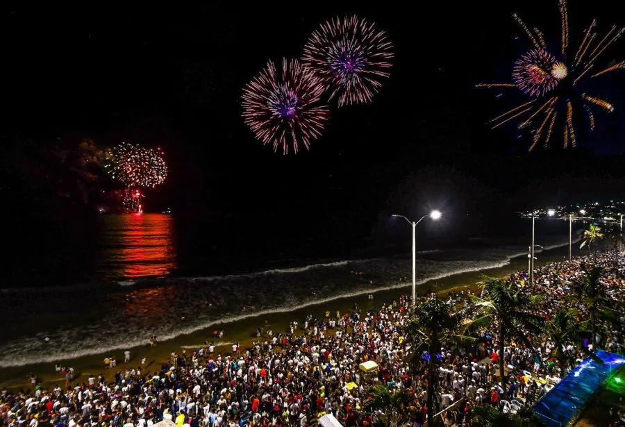Réveillon em Natal tem shows, drones, queima de fogos e reúne milhares nas praias da capital