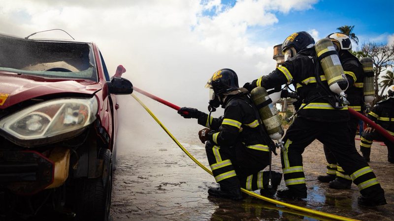 Bombeiros do RN são os primeiros do Brasil a adquirir tecnologia para combater incêndios em carros elétricos; saiba como funciona