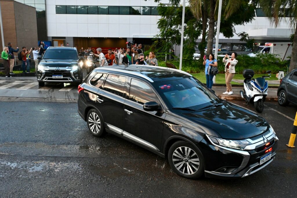 Bolsonaro deixa hospital após 8 dias e retorna para sede da PF