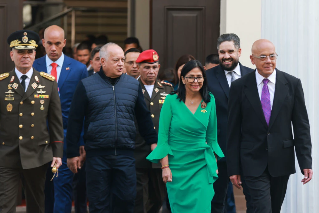 Venezuela: Em posse, presidente usa vestido de 1,7 mil salários