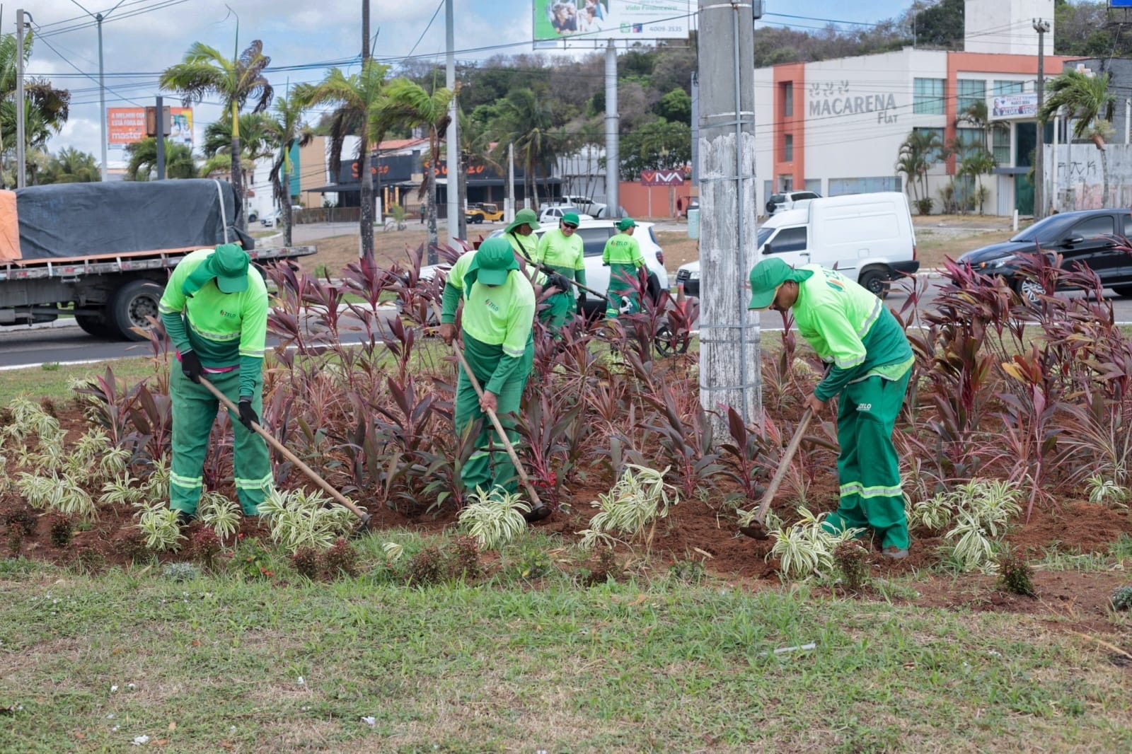 Prefeitura avança na requalificação da urbana com nova ornamentação na Roberto Freire