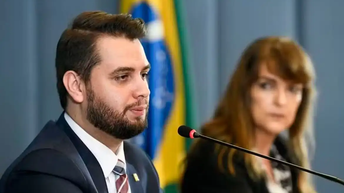 PF prende ex-assessor de Bolsonaro, Filipe Martins, após ordem de Moraes