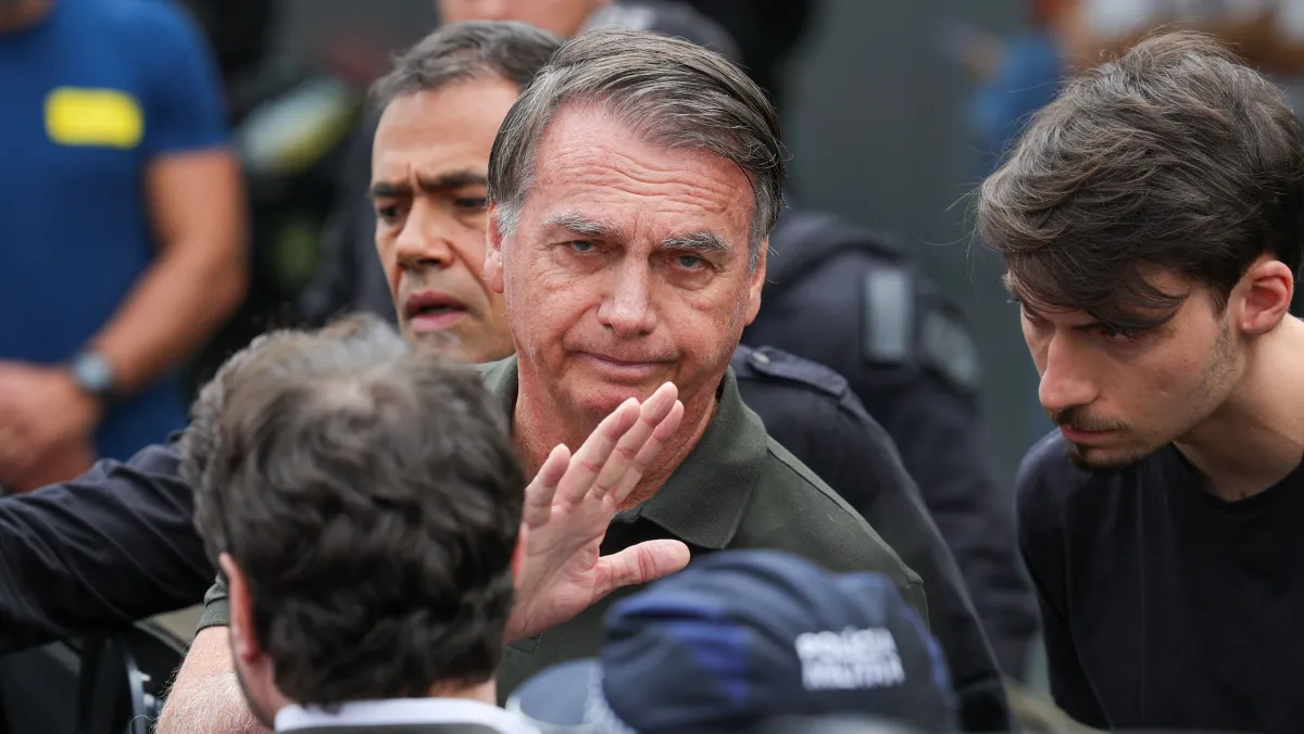 Bolsonaro sofre traumatismo craniano leve após queda