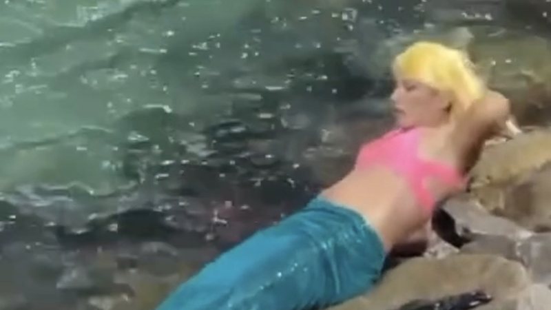 "Sereia" surge na Redinha e faz sucesso entre banhistas