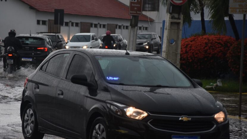 Paulinho Freire barra lei que obrigava empresas de aplicativos a instalar pontos de apoio para motoristas em Natal
