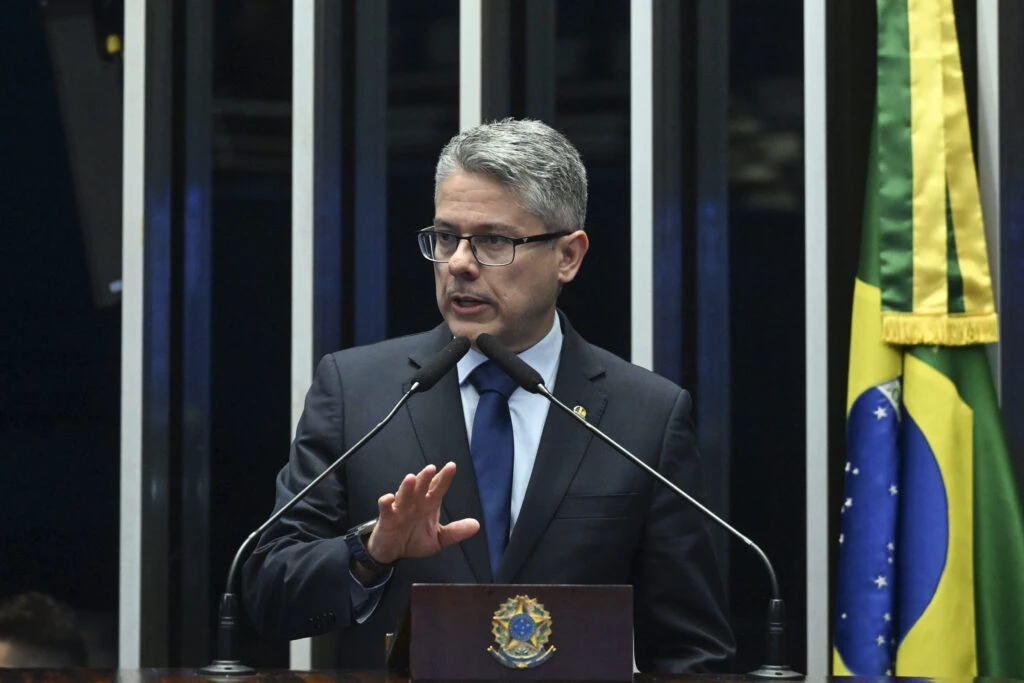 Senador pede impeachment de ministros após caso Master