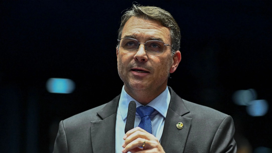 Flávio Bolsonaro diz que Zema seria “um grande vice” e afaga Tarcísio