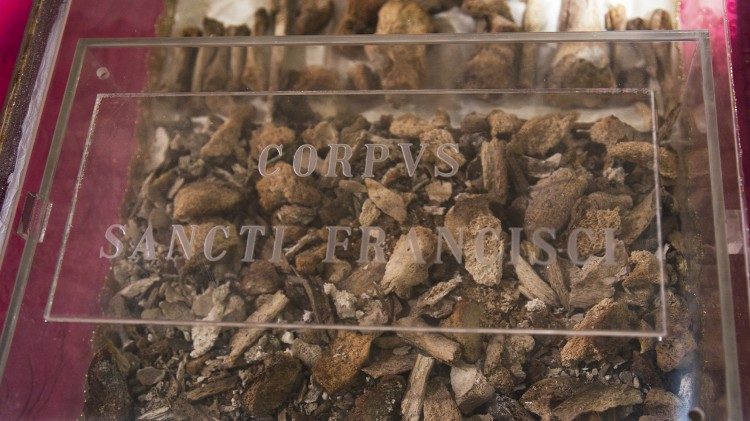 Restos mortais de São Francisco são expostos ao público pela primeira vez