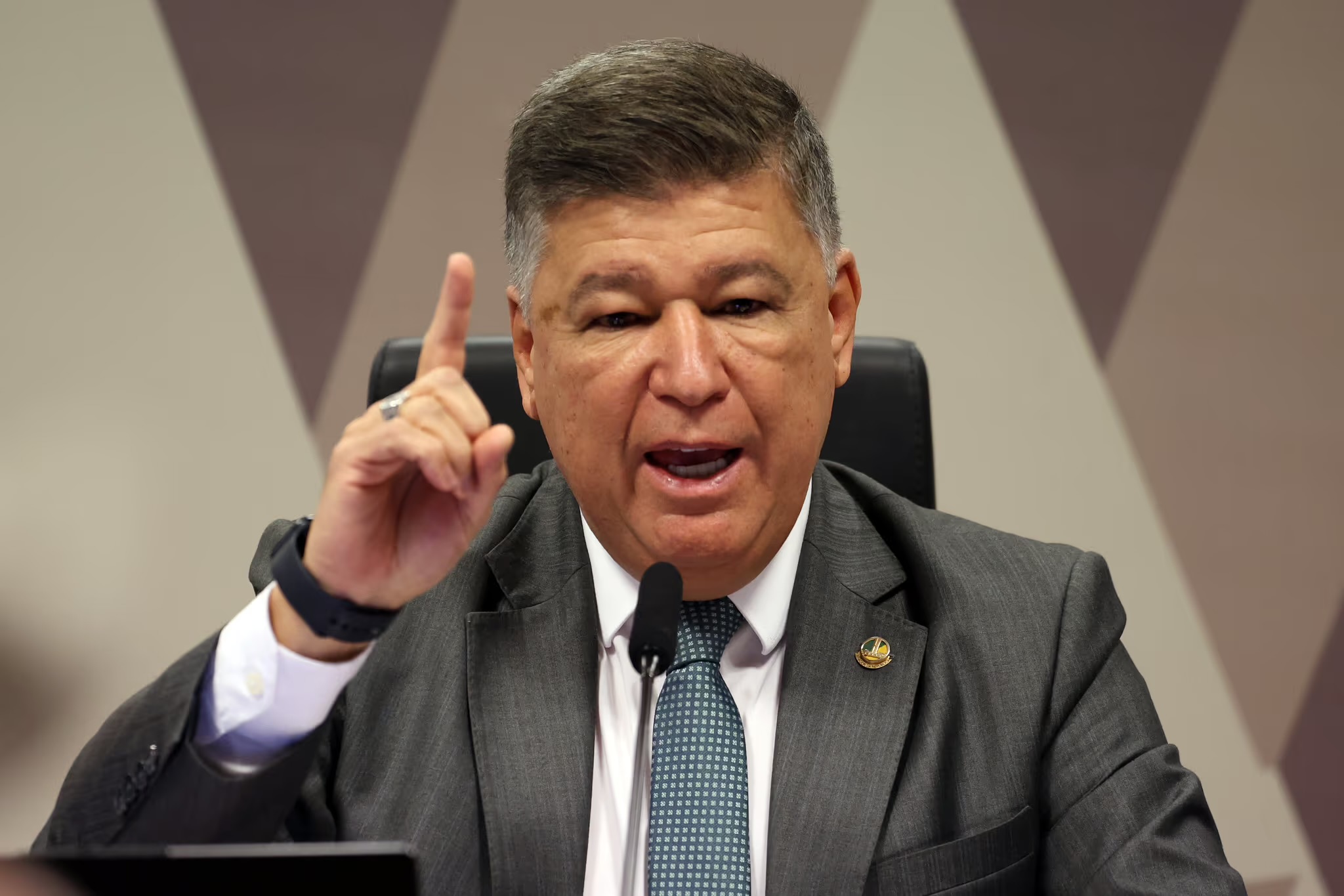 Presidente da CPMI do INSS ameaça chamar segurança para retirar deputado potiguar da reunião