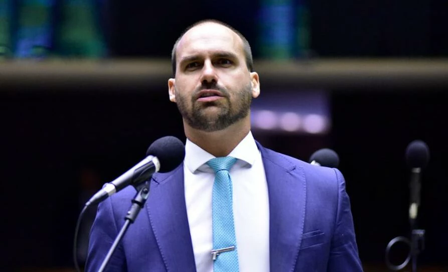 PF afasta Eduardo Bolsonaro do cargo em processo por faltas