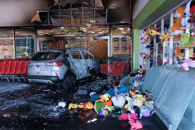 México vive onda de violência após morte de chefe de cartel
