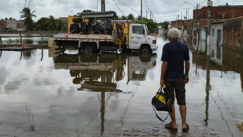 Prefeitura do Natal instala nova bomba para reduzir alagamentos na lagoa do Jardim Primavera
