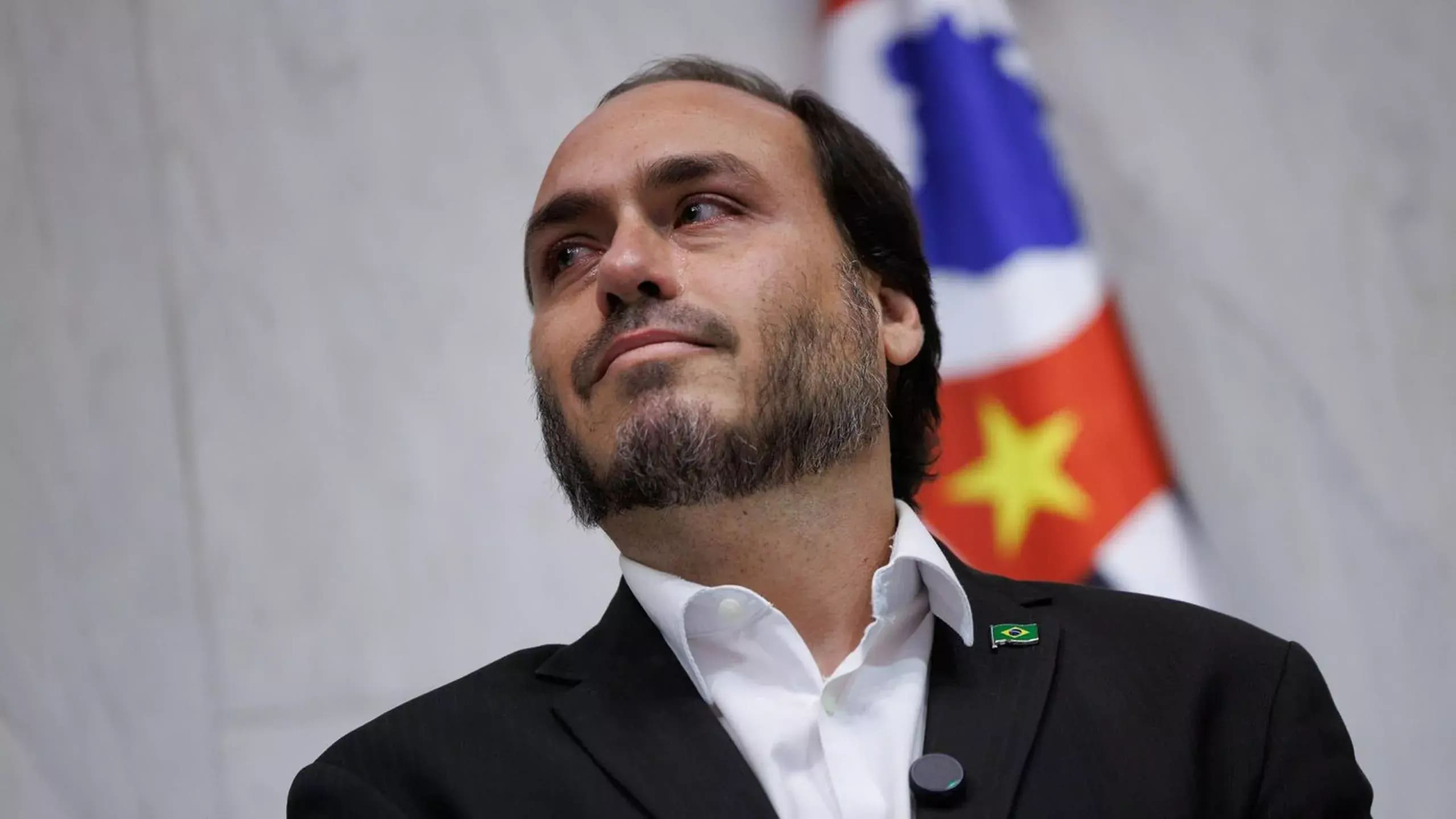 Carlos Bolsonaro declara apoio a Michelle: ‘Minha senadora’