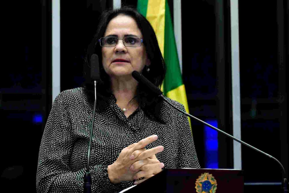 Lula não usa verba contra feminicídio, acusa ex-ministra Damares