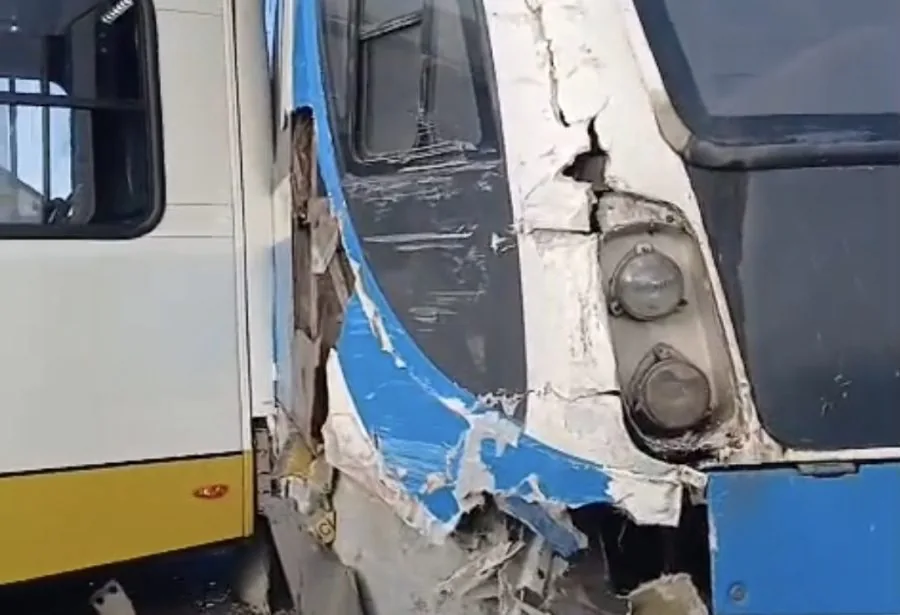 Ônibus é atingido por VLT na Avenida Nevaldo Rocha, em Natal