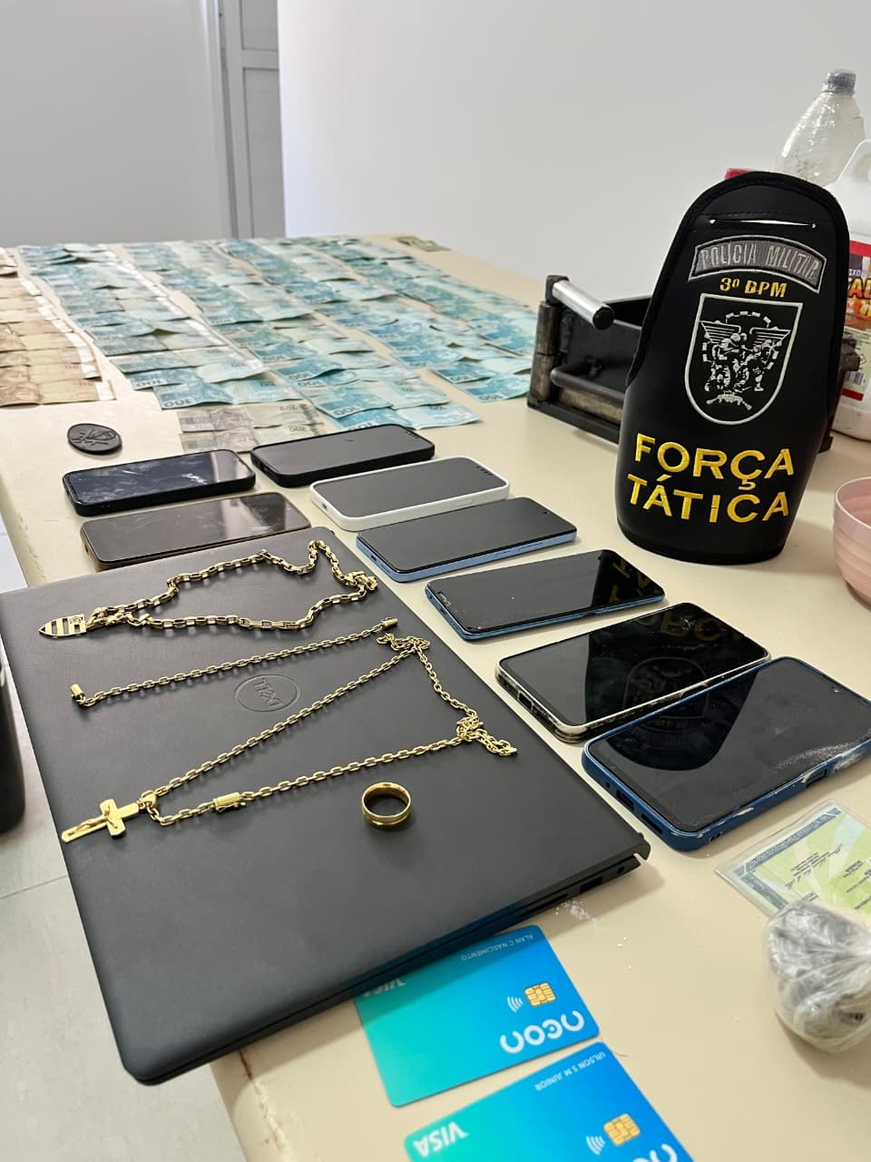 PM prende dois suspeitos e apreende mais de R$ 9 mil, celulares, joias e drogas em Parnamirim