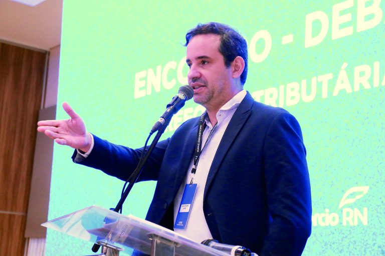 Cadu Xavier critica apoio de prefeita de Pau dos Ferros a Allyson Bezerra