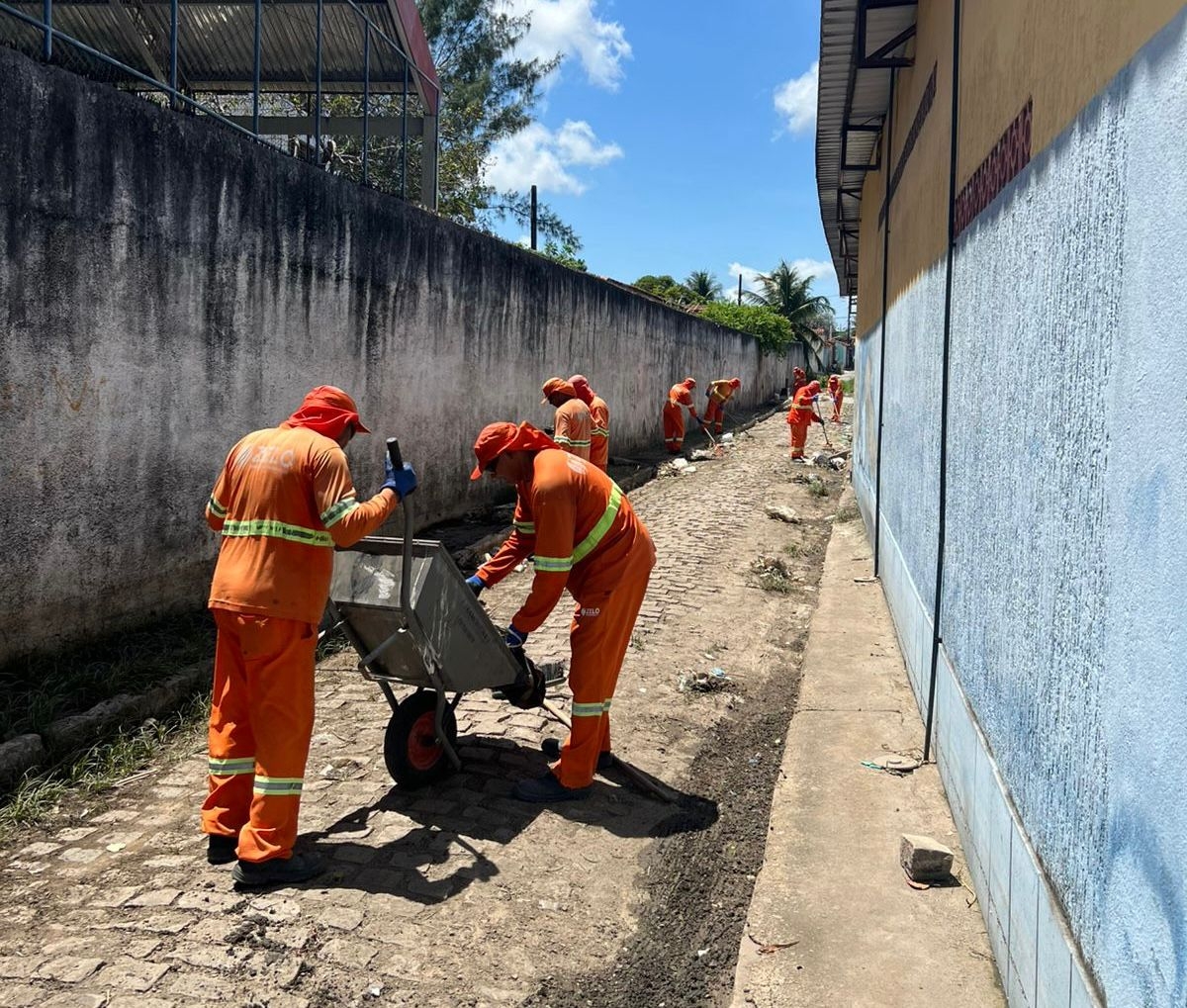 Urbana realiza mutirão de limpeza no Jardim Primavera com mais de 50 trabalhadores