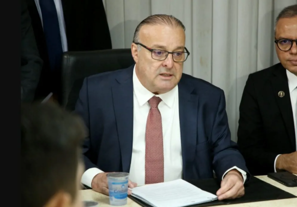 Prefeito de Natal anuncia pagamento do piso dos professores