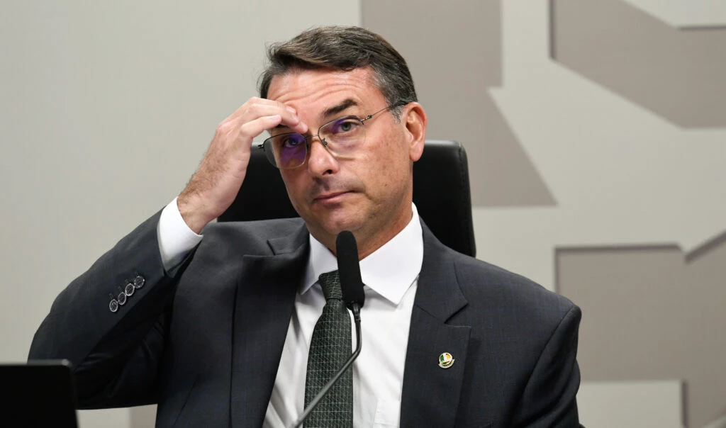 Flávio diz que acionará o TSE por desfile sobre Lula: “Crimes do PT”