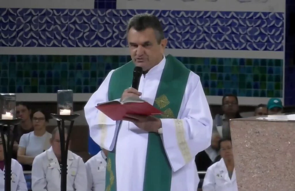 Sem citar Nikolas, padre critica marcha a Brasília em Aparecida