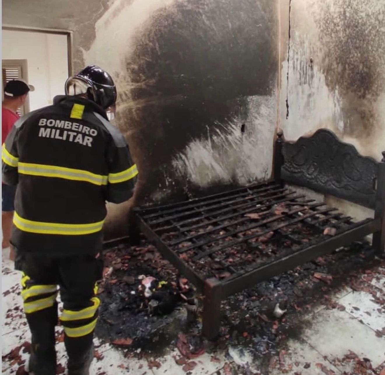 Incêndio causado por carregador de celular destrói parte de casa em Mossoró