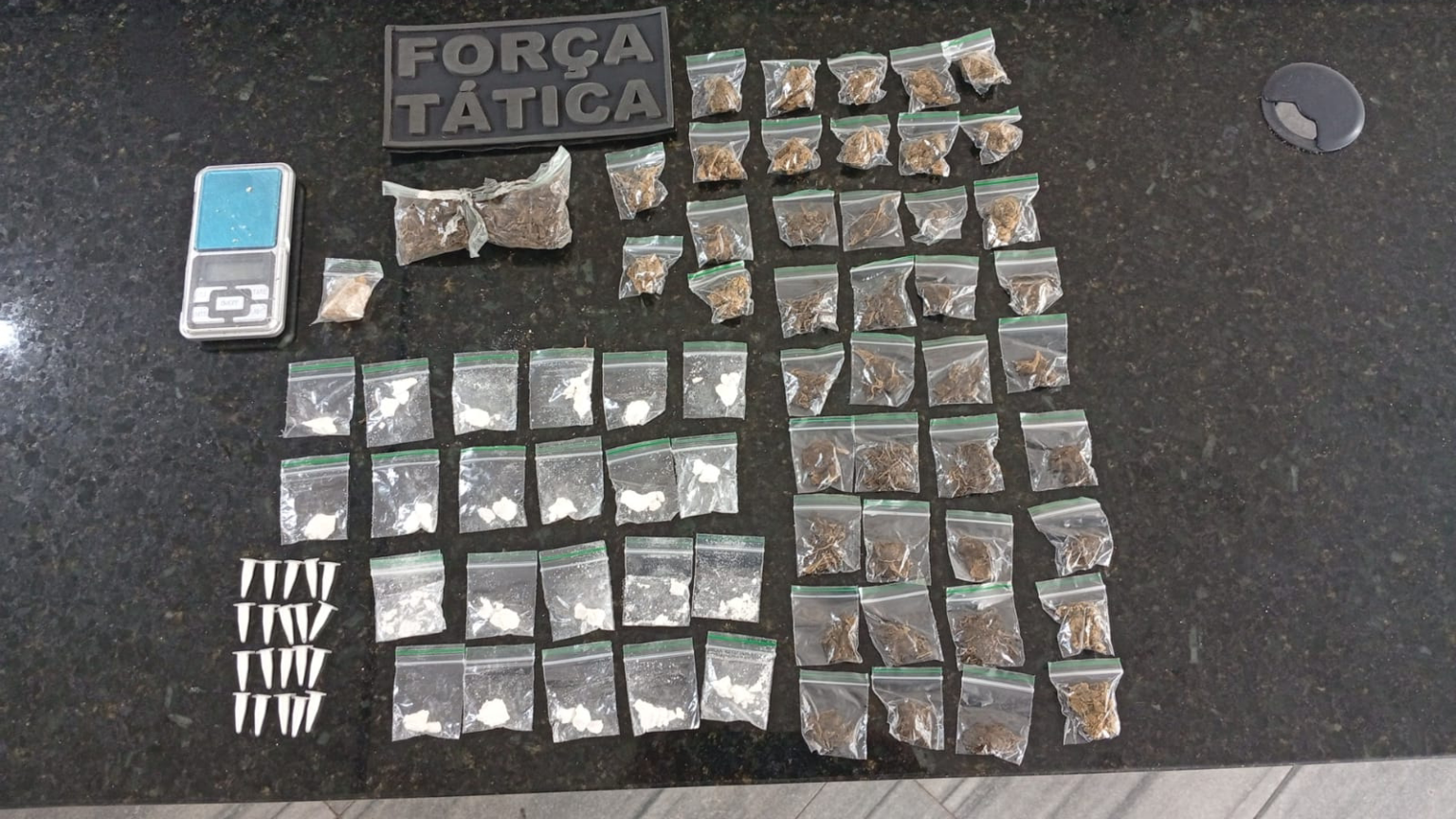 Suspeito descarta sacola ao ver viatura e é preso com 43 porções de maconha e 43 de cocaína em Natal