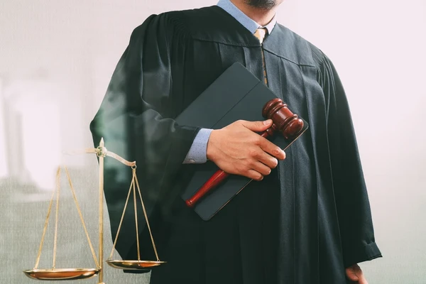 Penduricalhos: magistrados punidos por crimes sexuais chegam a ganhar até R$ 140 mil por mês