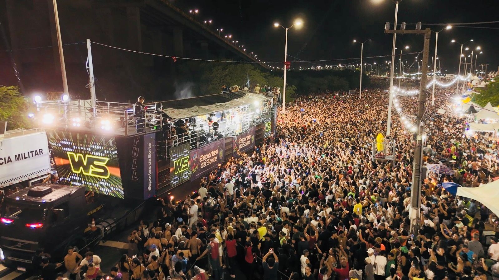 Avenida da Alegria reuniu mais de 180 mil pessoas na prévia do Carnaval de Natal