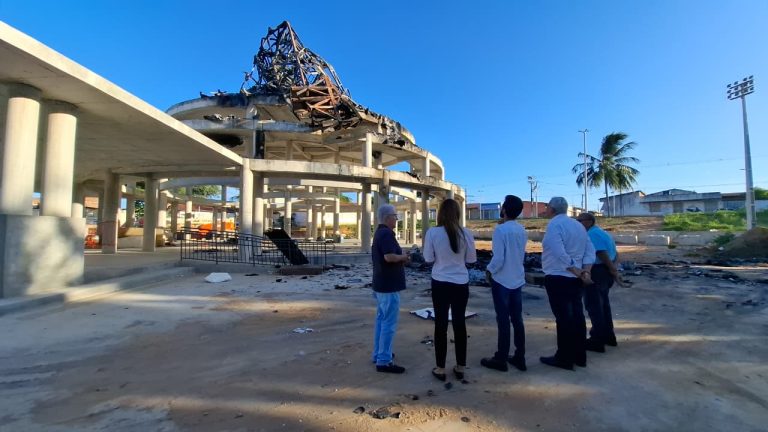 “Vamos reconstruir em 7 meses”: artista promete refazer estátua após incêndio em Natal