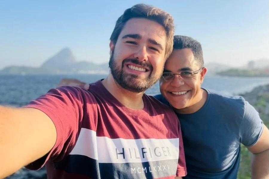 Apresentador da TV Globo assume novo namorado e colegas reagem