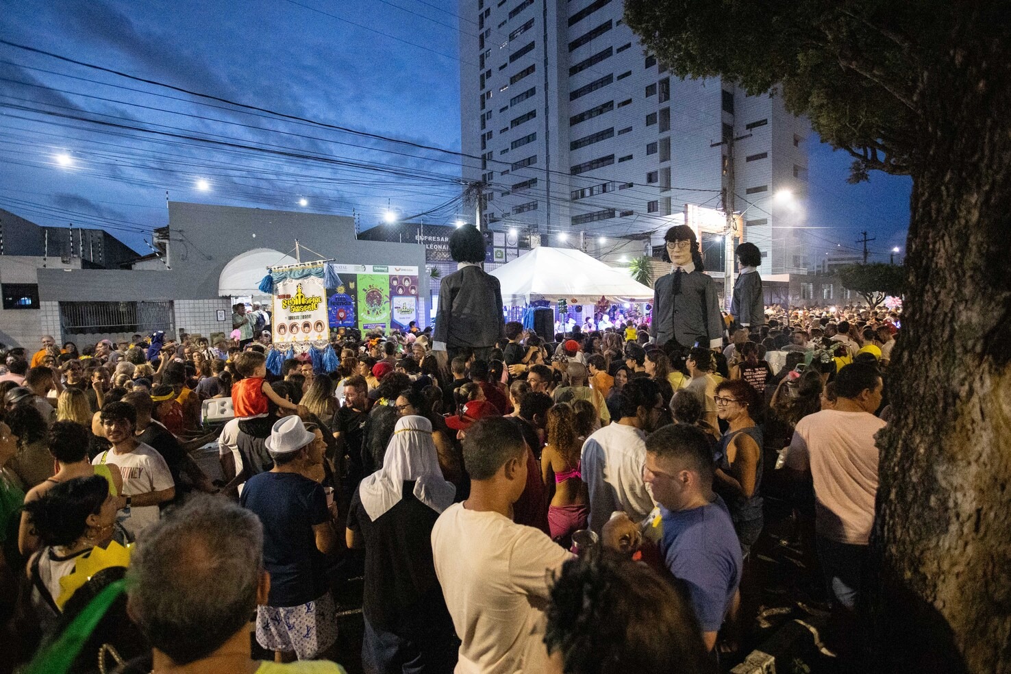 Bloco do Submarino Amarelo repete o sucesso dos anos anteriores levando clássicos dos Beatles em ritmos de Carnaval pelas ruas de Petrópolis