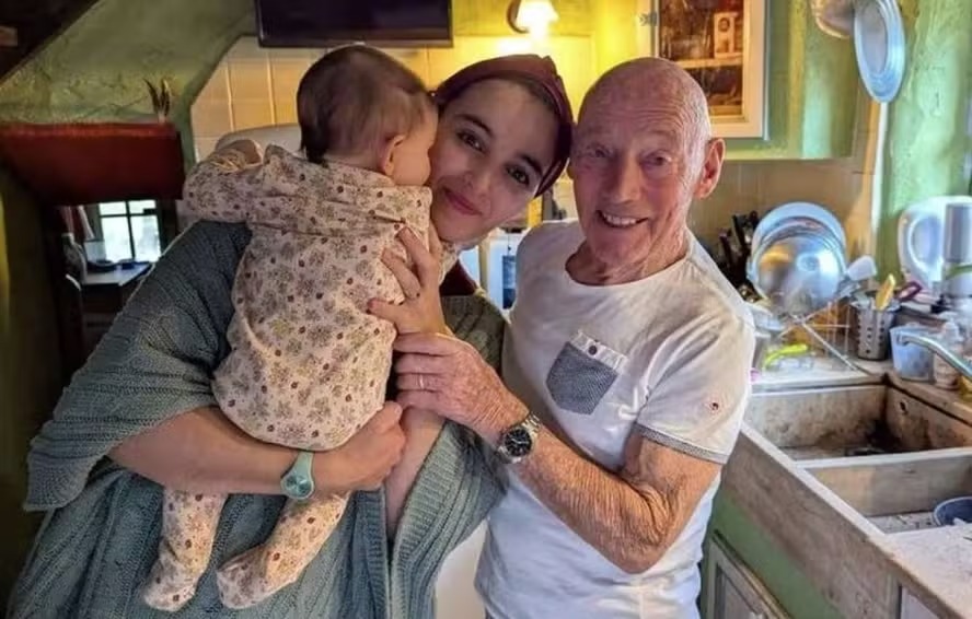 Francês de 91 anos comemora a chegada do sétimo filho, com mulher de 39