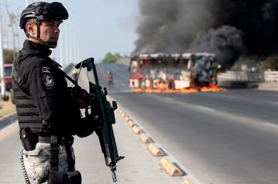 México controla represália de cartel por morte de líder e confirma perda de 27 agentes de segurança
