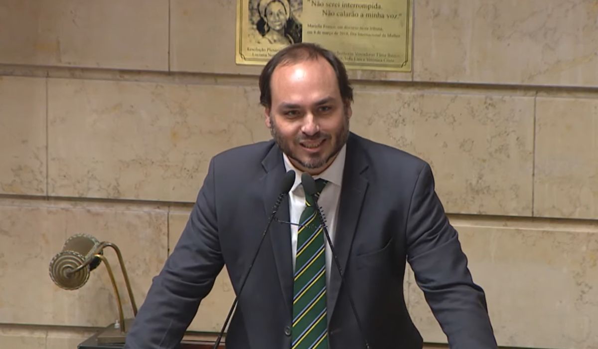 Carlos diz que Bolsonaro organiza lista de nomes para as eleições de 2026