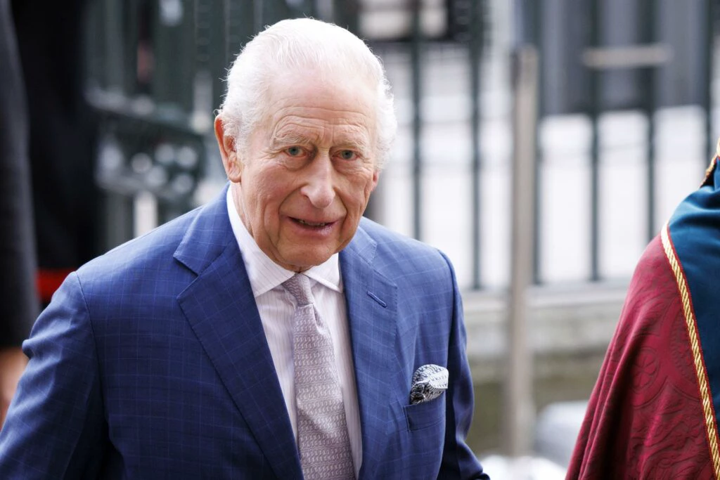 Rei Charles III se pronuncia após prisão de seu irmão Andrew