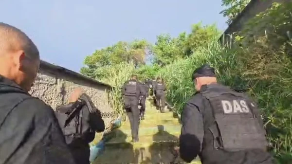 Confundida com namorada de bandido, menina de 13 anos é vítima de estupro coletivo