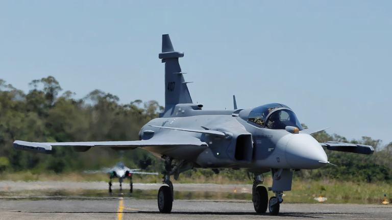 Embraer apresentará primeiro caça Gripen produzido no Brasil em março