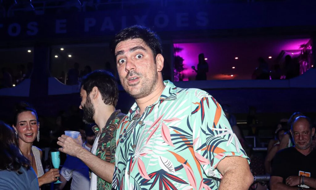 Marcelo Adnet será Bolsonaro em desfile que vai homenagear Lula