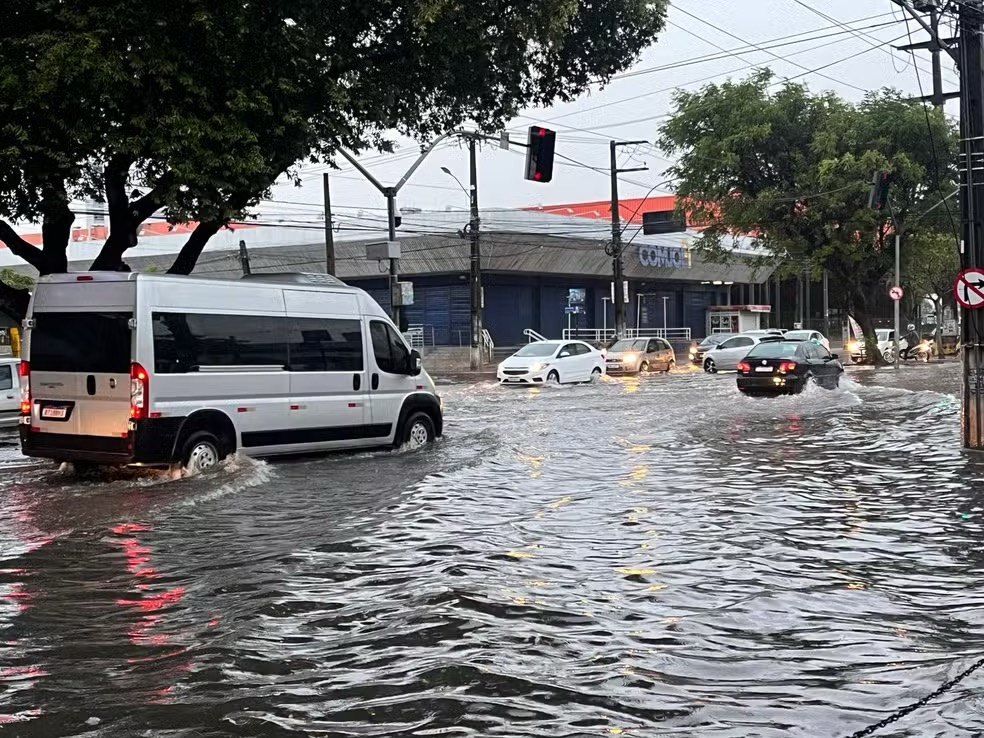 Chuva causa alagamentos e interdita trechos em Natal; veja quais lugares evitar