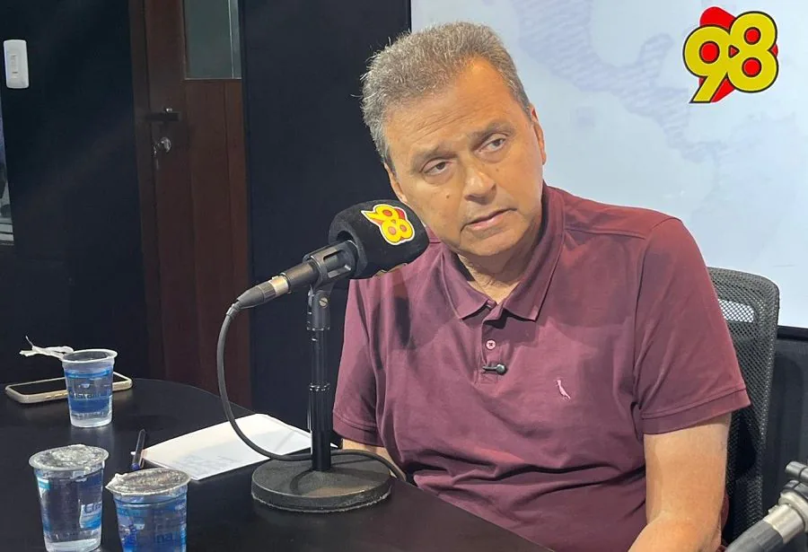 Carlos Eduardo diz que ainda não decidiu se será candidato e nega articulação com o PT