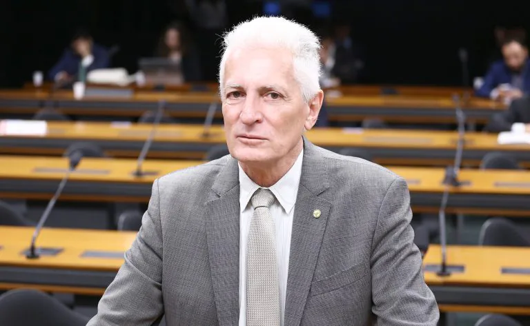 Deputado do PT se retrata após publicar montagem de Bolsonaro com Vorcaro