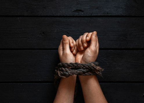 Operação do MP investiga clínica de reabilitação suspeita de tortura no RN
