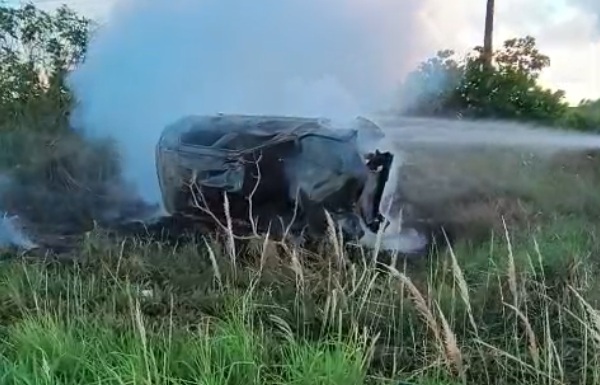 Atacante do ABC se envolve em acidente na BR-101 em Canguaretama; carro pega fogo