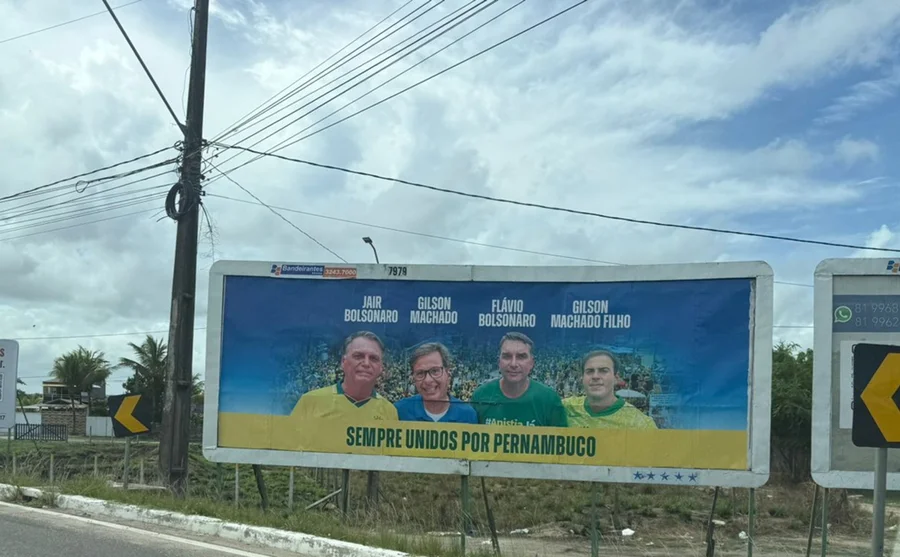 PT acionará Justiça contra aliado de Bolsonaro por outdoor de Flávio em PE