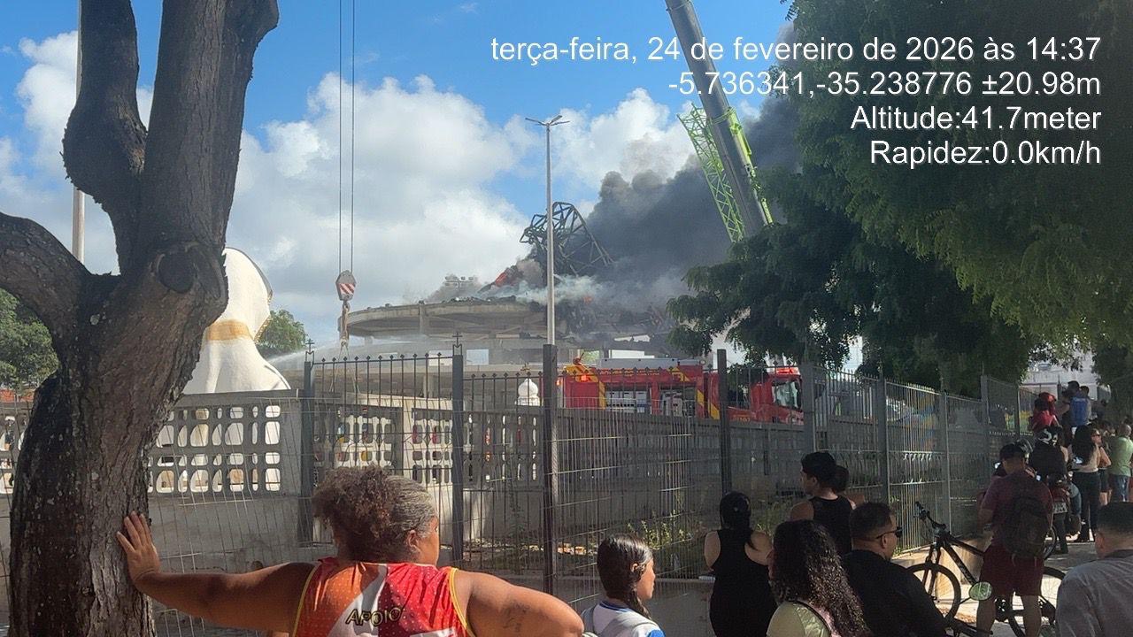 Curto-circuito teria causado incêndio na estátua da santa; Obra tem seguro