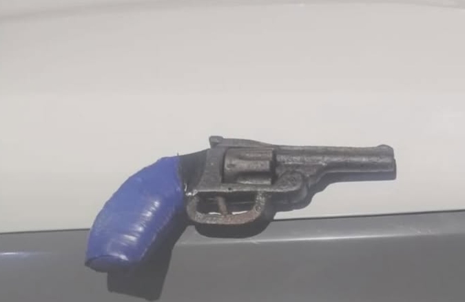 Três suspeitos são presos com arma de fogo após tentativa de assalto em Ponta Negra