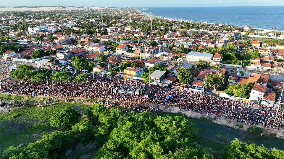 Avenida da Alegria reuniu 80 mil foliões nessa segunda-feira e movimentou economia da Zona Norte